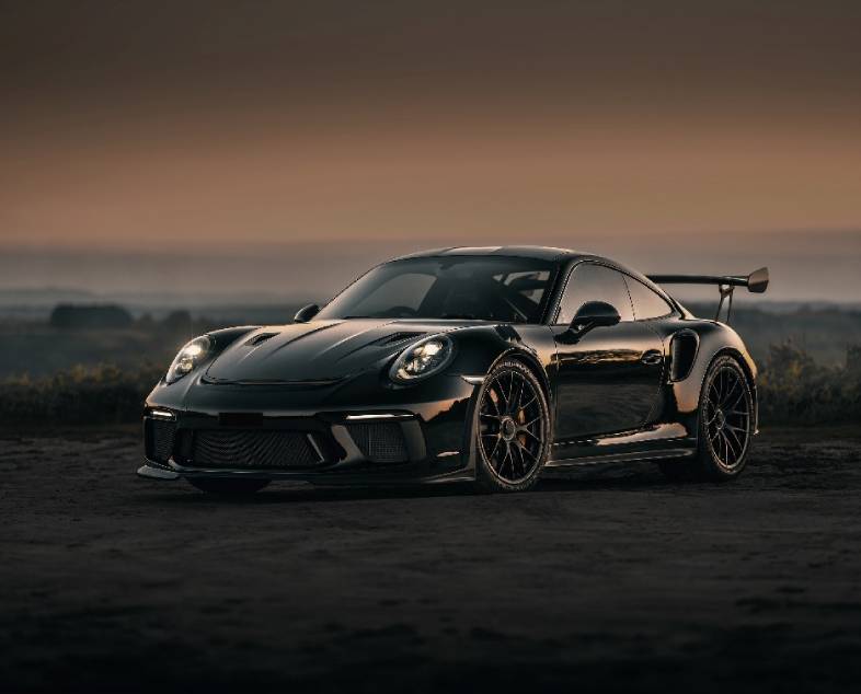 An image of a luxury car to promote CYD Film's cosmo black film 01